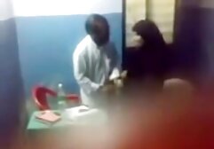 El médico examina el coño del paciente a follando a alemanas través del vidrio.