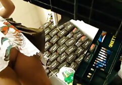 Adorable pornos alemanas puta en tono de falda de goma en el vestuario.