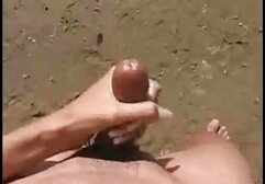 Los vecinos follan en los pantalones, después de los vasos hacen una mamada maduras alemanas follando en el Sofá de la sala de estar.