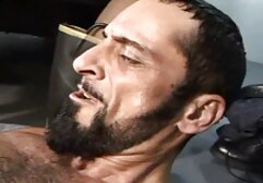 Chica tomando el sol sin camisa alemanas follando en la playa está bien