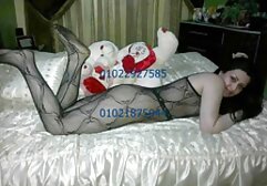 Las chicas cierran el tapón anal y se meten la mano en alemanas tetonas follando su culo