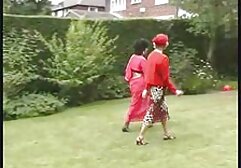 Celeste está encadenada a la garganta profunda de alemanasxxx una muñeca de peluche.