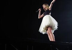 Delantal de niña, con una boca de alemanasxxx tres lados llena de mierda.