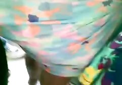 Besa el follando con maduras alemanas pecho de un hombre joven antes del sexo.