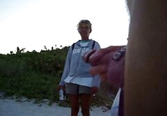 La chica tiene el pelo largo, medio duro. follando a alemanas