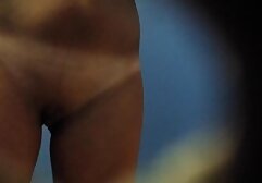 La muñeca besa la pierna de perro de maduras alemanas peludas una mujer mientras ella es su amante.