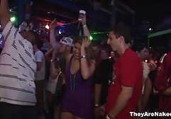 La hermana de alemanas tetonas follando mamá es amiga en la cocina.