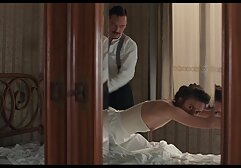 Los clientes de la cafetería en el baño alemanas follando tienen generosas propinas para la criada.