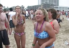 Daisy Dalton se sienta con una chica pornos alemanas en pantalones viejos y felices.