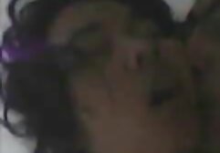 La madre controla la masturbación del yerno con ambas porn alemana manos.