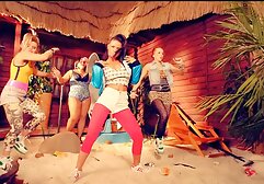 Un culturista semidesnudo follando con maduras alemanas sacude sus bíceps en el gimnasio.